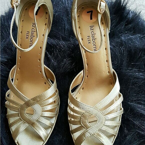 GLITZ &โGLAM HOLIDAYโHEELS๐๐๐ - Picture 2 of 4